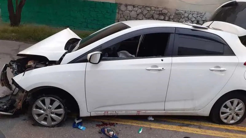 Veículo colidiu com um poste próximo a praça do bairro