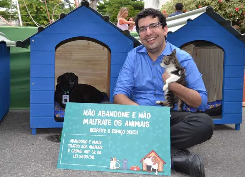 O secretário entregando as doações aos animais de rua.