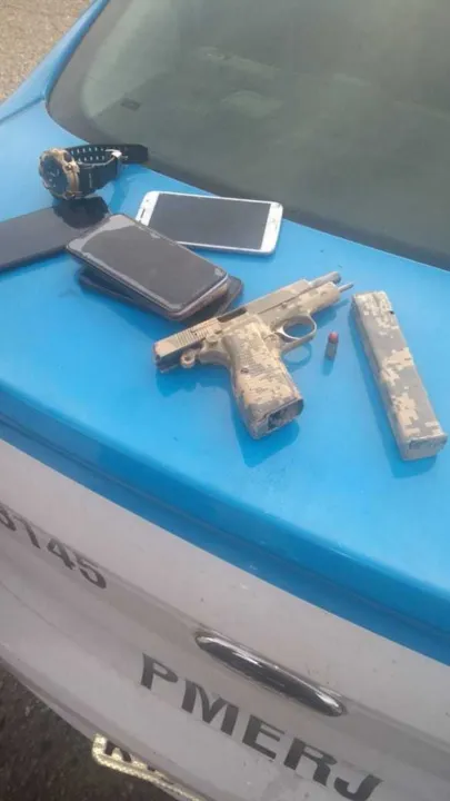Com eles, foi apreendida uma arma e celulares