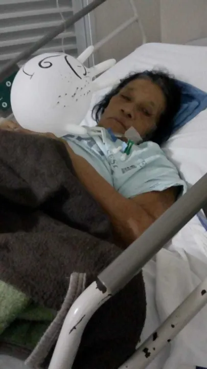 Laura Maria Rodrigues, de 79 anos, está internada no Hospital Alberto Torres após passar por complicações em uma cirurgia 