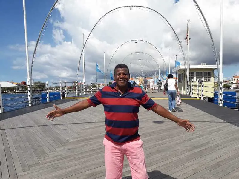 Paulinho na famosa ponte de Curaçao que divide as regiões de Otrobanda para o centro comercial de Punda, onde ele costumava ir em seus dias de folga como jogador do SUBT nos anos 80