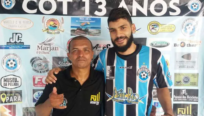 Clayton Grilo (idealizador do COT) posa ao lado do goleiro Gabriel que defenderá o Genus (RO)