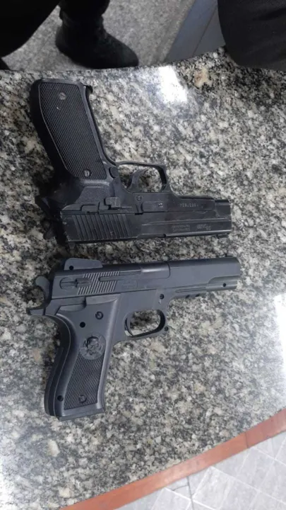 Dois simulacros de pistola foram apreendidos com o suspeito