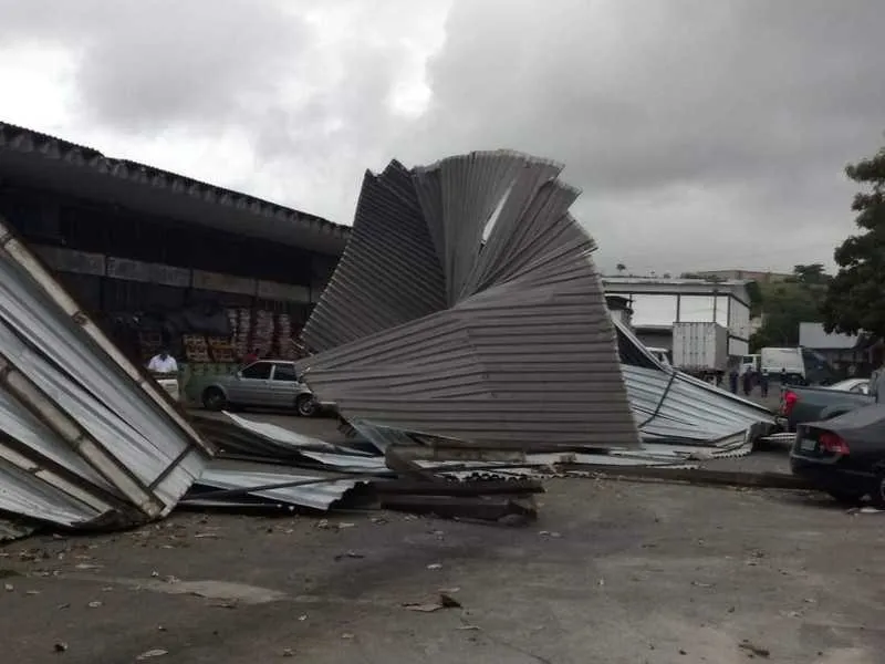 Estrutura caiu no estacionamento, mas ninguém se feriu