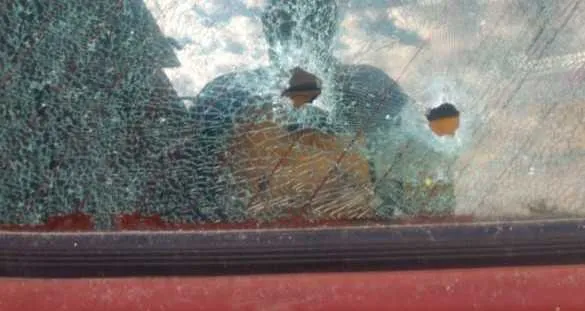 Criminosos atingiram a fachada da casa e o veículo do policial militar