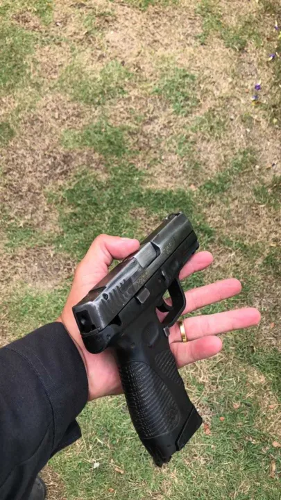 Uma pistola foi apreendida na ação
