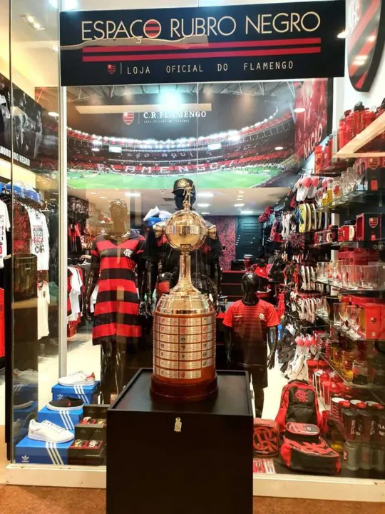 A Taça é uma réplica do troféu que os jogadores rubro-negros conquistaram ao vencerem a Libertadores 