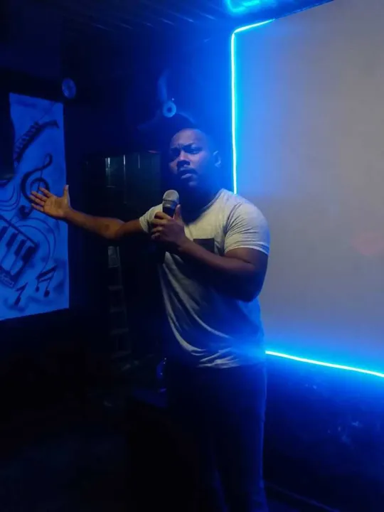 O humorista Roberto Vinicius promete um show que vai animar a todos 