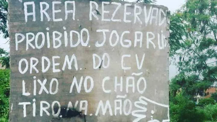 Recado do tráfico é claro: 'lixo no chão, tiro na mão', diz cartaz