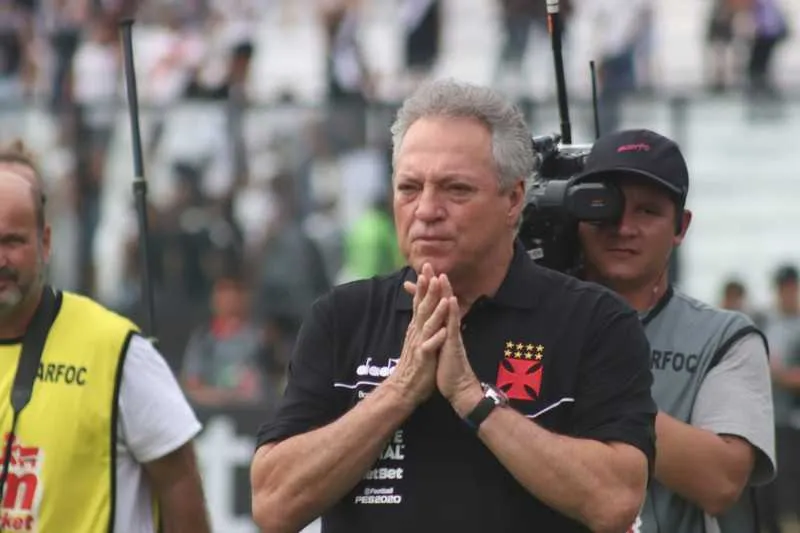 Abel Braga e o presidente vascaíno Alexandre Campello foram fortemente vaiados após a partida