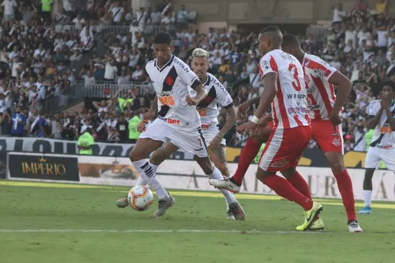 Vasco pressionou o Bangu mas não conseguiu marcar nenhum gol 