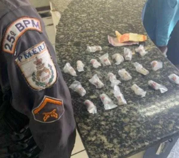 Os entorpecentes foram apreendidos pela polícia 