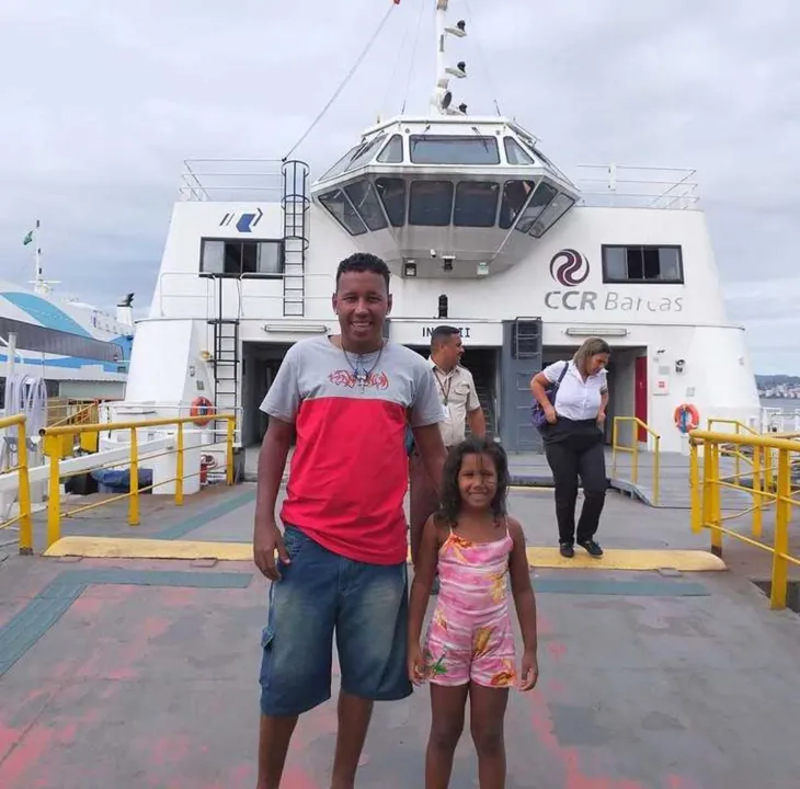 Imagem ilustrativa da imagem Após viralizar na internet, pai ganha passeio de barco com a filha, veja!