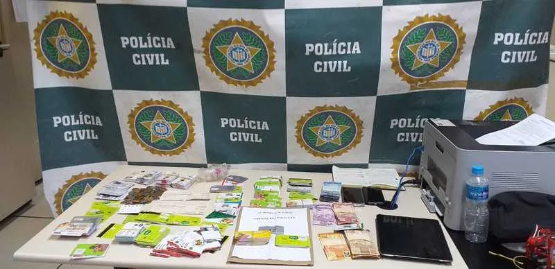 Entre os presos, há seis pessoas de uma mesma família, todos envolvidos na fraude, sendo o pai o chefe da organização criminosa