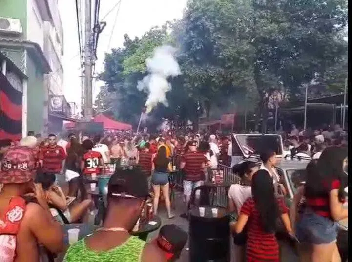 Festas no local adentram a madrugada na Rua Jaime Figueiredo