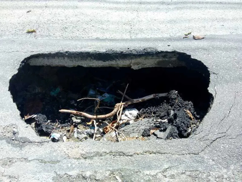 Um pequeno buraco cresceu e se tornou uma cratera na Rua Coronel Sobrinho, em Alcântara