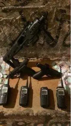 Foram apreendidas duas pistolas, quatro rádios transmissores e drogas