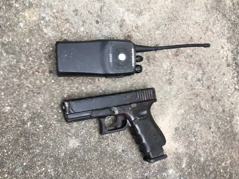 Com o suspeito, foi apreendida uma pistola e um rádio transmissor