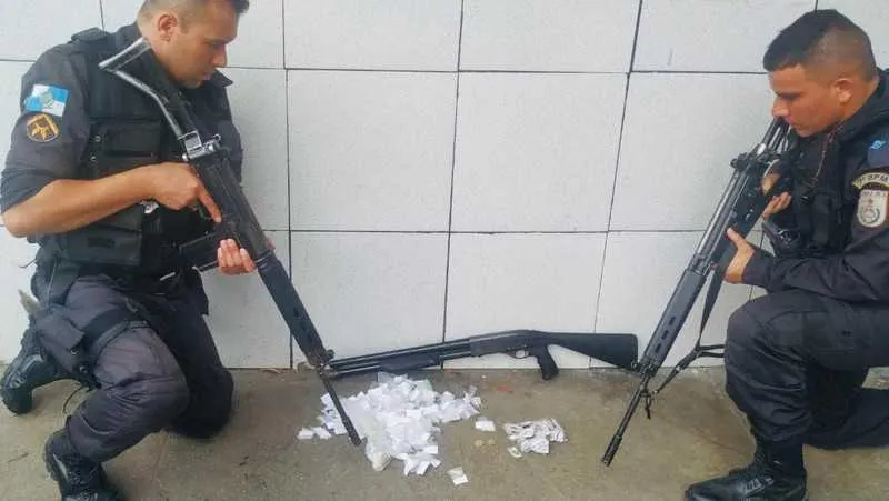 Escopeta e drogas foram apreendidas na ação