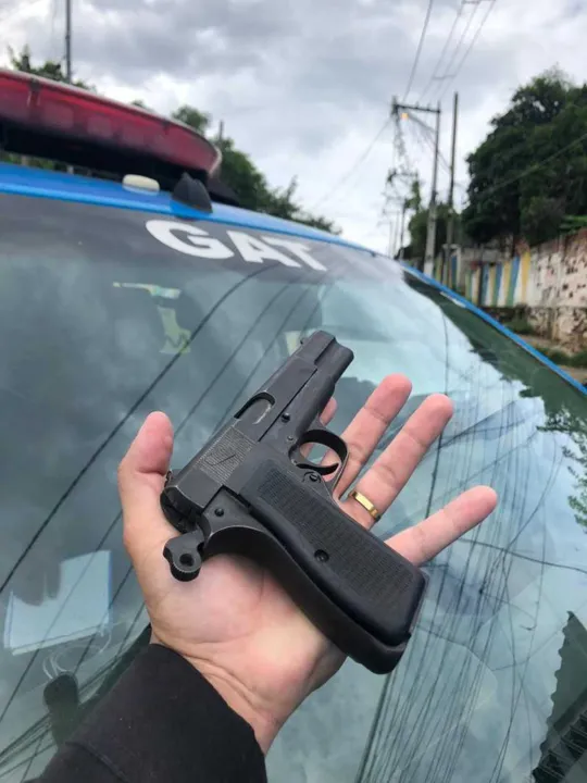Uma pistola foi apreendida