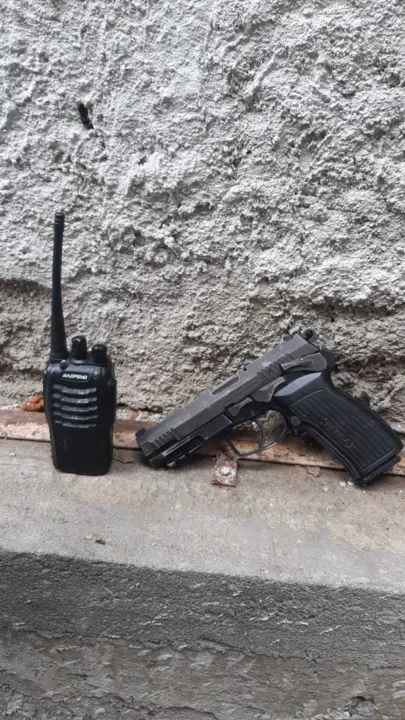 Na operação, os policiais apreenderam duas armas de fogo e um rádio transmissor.