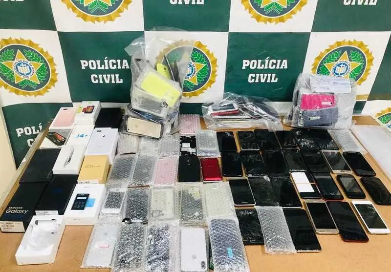 Foram apreendidos 41 telefones celulares intactos e 107 carcaças