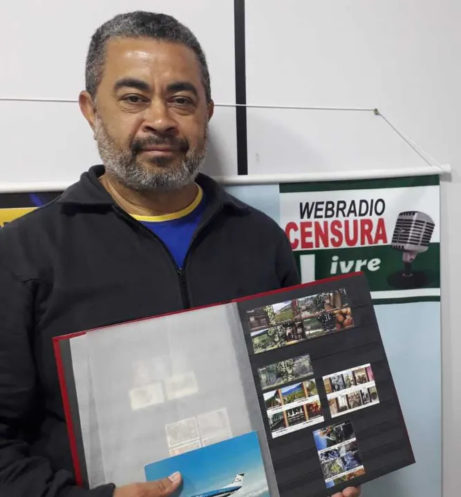 Heitor Fernandes é um dos apresentadores da Web Rádio Censura Livre e trabalha há 37 anos nos Correios e atualmente está concluindo a graduação em História