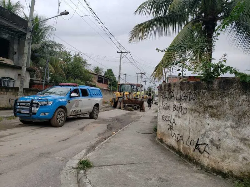 Pedras, trilhos de trem e outros materiais foram retirados pelos policiais