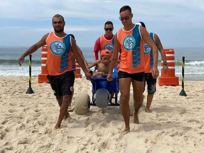 O  projeto acontece na praia de Ponta de Negra e possibilita o banho de mar às pessoas com deficiência.