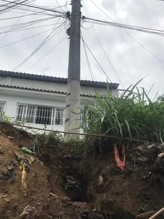 Poste de energia elétrica está próximo ao cano rompido, que ocasionou a queda do muro