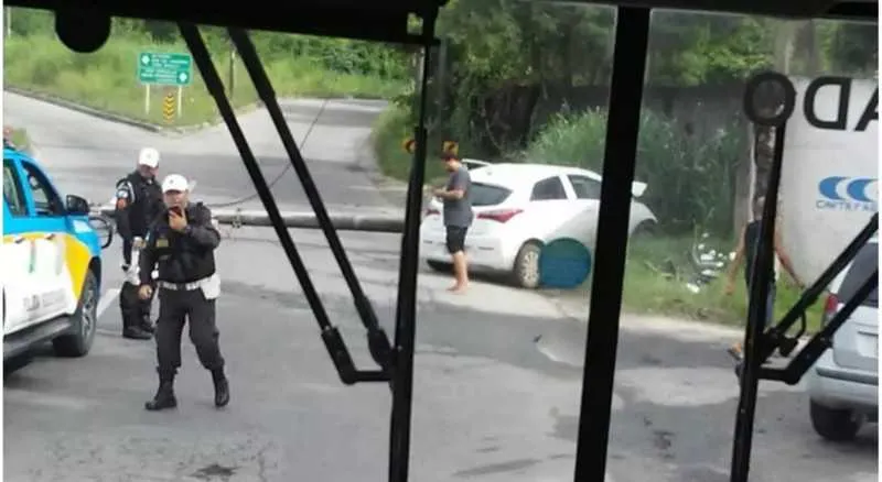 Os militares orientam o trânsito no local