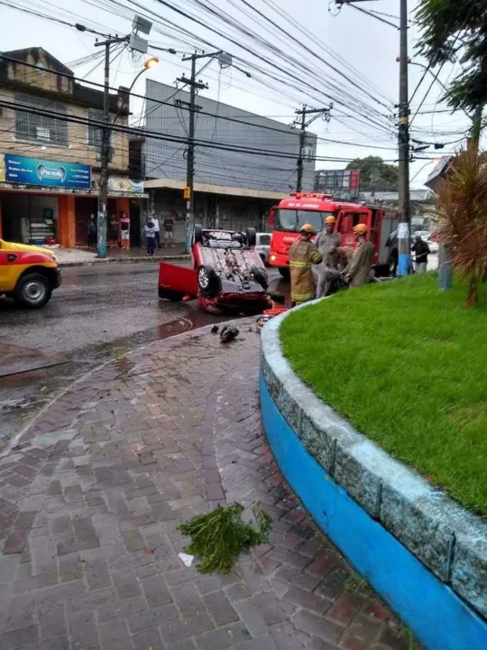 O motorista não resistiu aos ferimentos e morreu no local