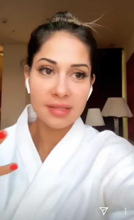 Mayra Cardi contou que está hospedada em um quarto que a diária é de R$ 4 mil