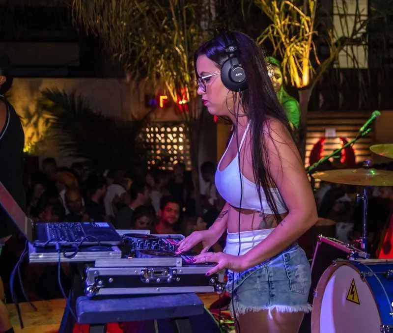 A jovem Emylaine toca nas noites gonçalenses e diz que os valores pagos para mulheres DJs são inferiores aos DJs homens.