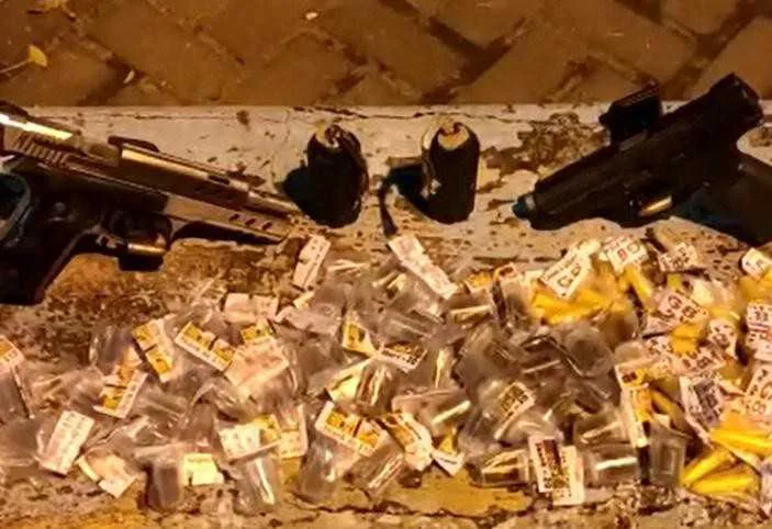 Com os homens, foram encontradas drogas e armas 