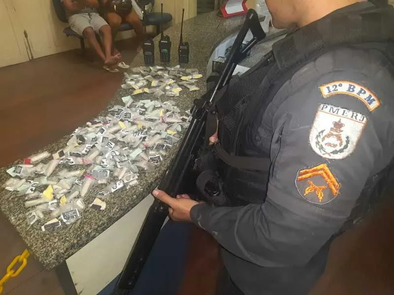Drogas e rádios transmissores foram apreendidos na ação