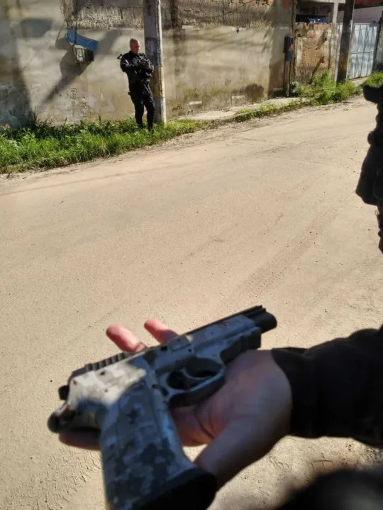Com o suspeito foi apreendida uma pistola, um rádio transmissor e drogas