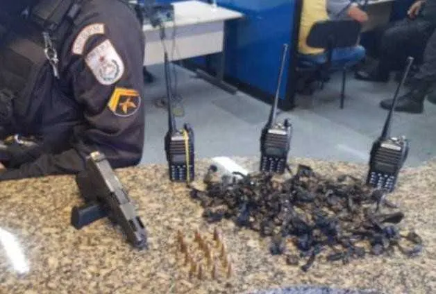 O material apreendido foi encaminhado para a 123ª DP (Macaé), junto com os suspeitos 