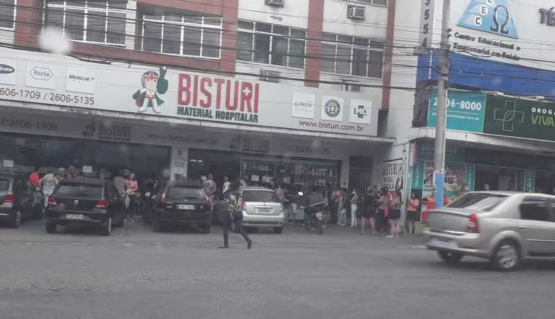 Gonçalenses formam filas enormes nas farmácias em busca de álcool em gel e máscaras