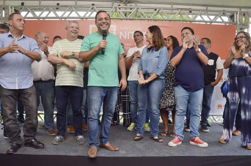 Neste sábado (29), o prefeito Rodrigo Neves assinou a ordem de início das obras