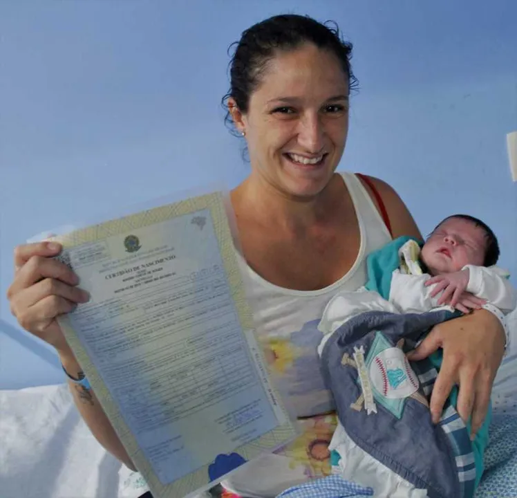 Patricia Santos de Melo, de 29 anos, e o filho, Magno