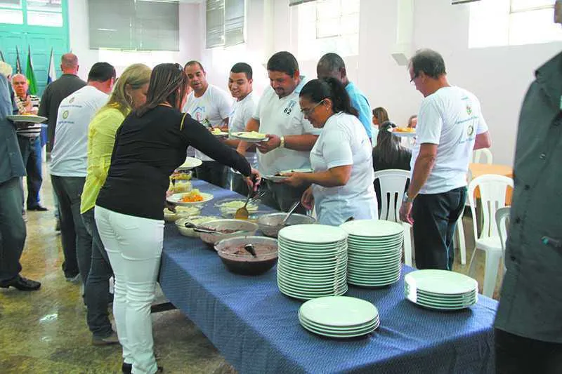 Os almoços acontecem mensalmente e são patrocinados por pessoas que se interessam pela causa