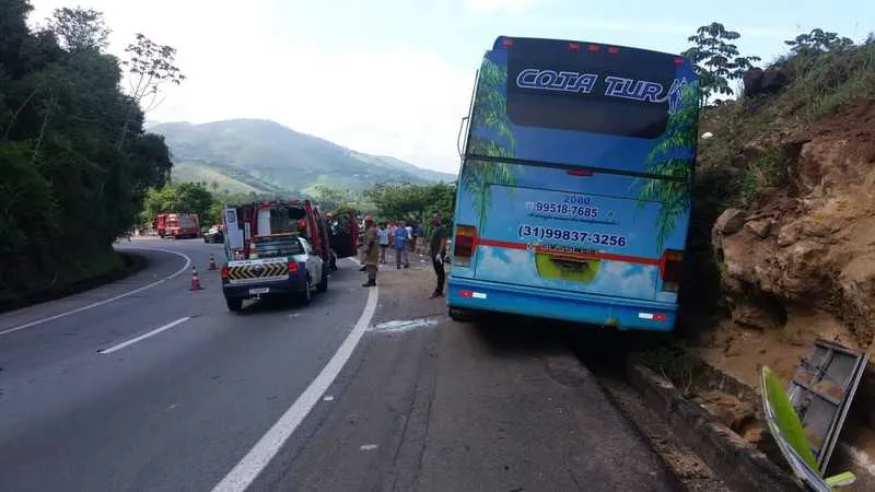 Motorista de ônibus e passageira morrem após veículo sair da pista e colidir com encosta de terra
