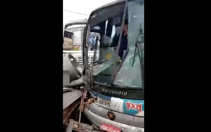 Imagem ilustrativa da imagem Acidente envolvendo ônibus e caminhão na RJ-106 deixa um ferido