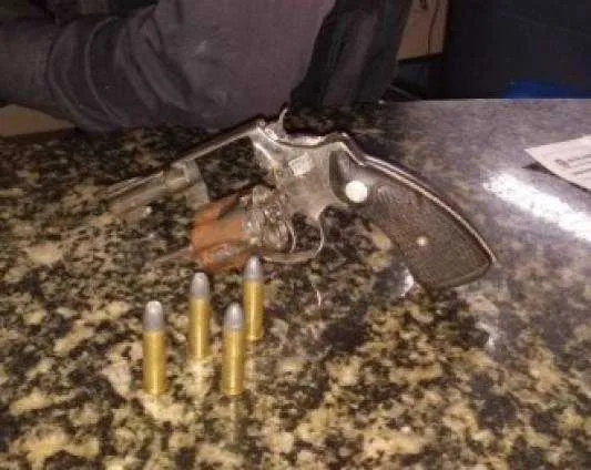 Jovem é preso com armas e munições em Cabo Frio 
