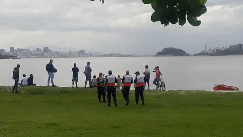 Imagem ilustrativa da imagem Homem cai do barco de pesca na Praia de Charitas e segue desaparecido