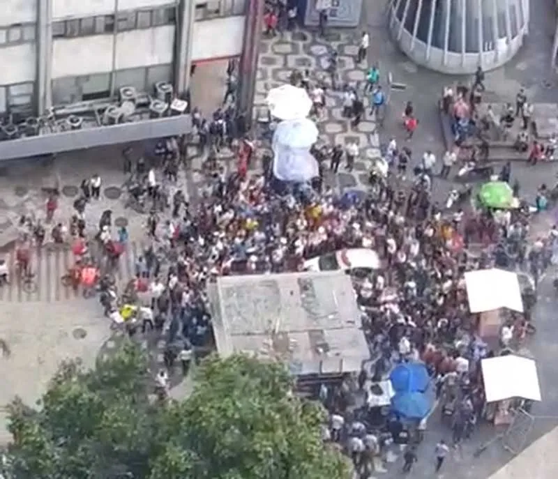 Imagem ilustrativa da imagem Três pessoas são baleadas em tiroteio no Largo da Carioca, no centro do Rio