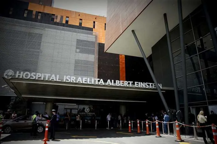 O paciente está internado no Hospital Albert Einstein em São Paulo
