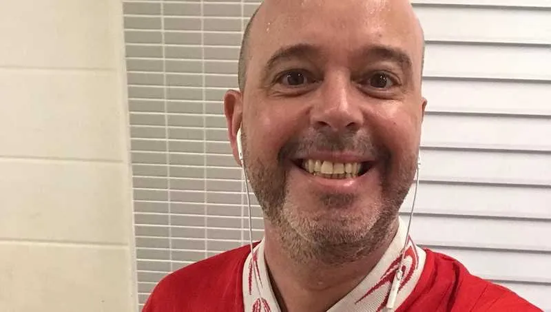 O jornalista se machucou no banheiro de sua casa e compartilhou o ocorrido nas redes sociais