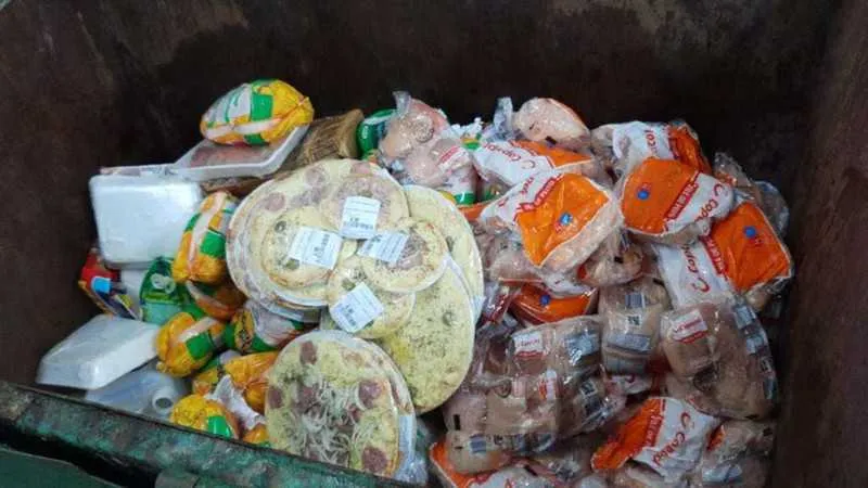 Foram descartados 459 kg de frango, 21 kg de costela suína e 17 pizzas